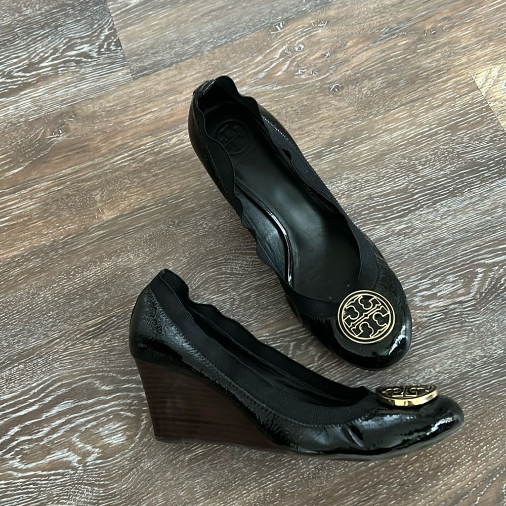 Tory Burch Caroline patent leather wedge size 10!